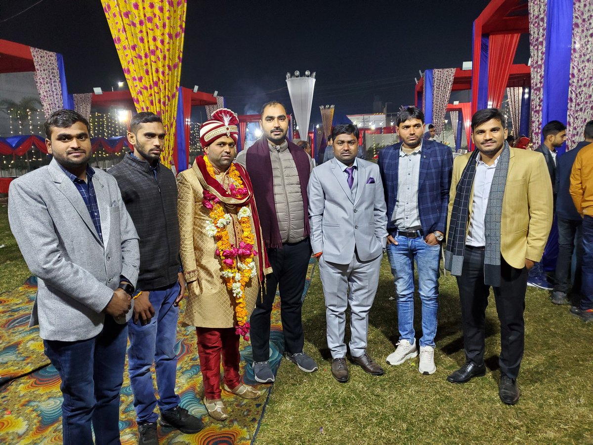 sumitgurjarP's tweet image. देर रात्रि बरेली पहुँचकर मनोज यादव जी(विभाग संगठन मंत्री 🅰️🅱️♈️🅿️) के भाई के वैवाहिक कार्यक्रम में सम्मिलित होकर वर वधू को आशीर्वाद दिया।
#Manojyadav #Marriage #programe #congratulations #bareilly #faridpur #abvp #sumitgurjar
