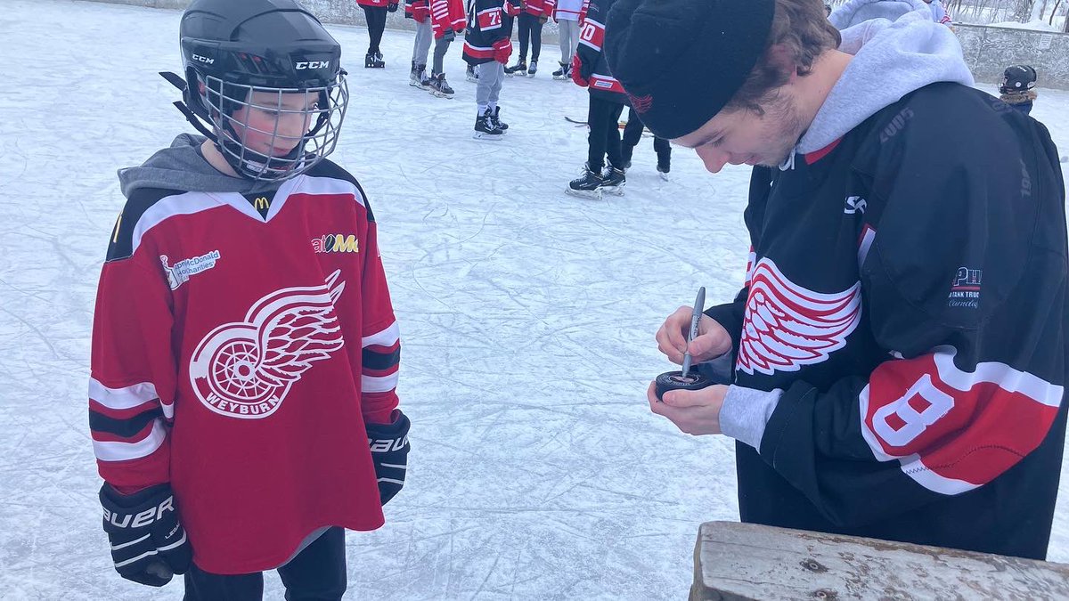 weyburnredwings's tweet photo. What a beautiful day for a little ODR action! Big thanks to the folks in North Weyburn for keeping that rink in tip top shape, and thanks to all the kids who came out!

#WeyburnRedWings #SJHL https://t.co/JdsrIfnTun