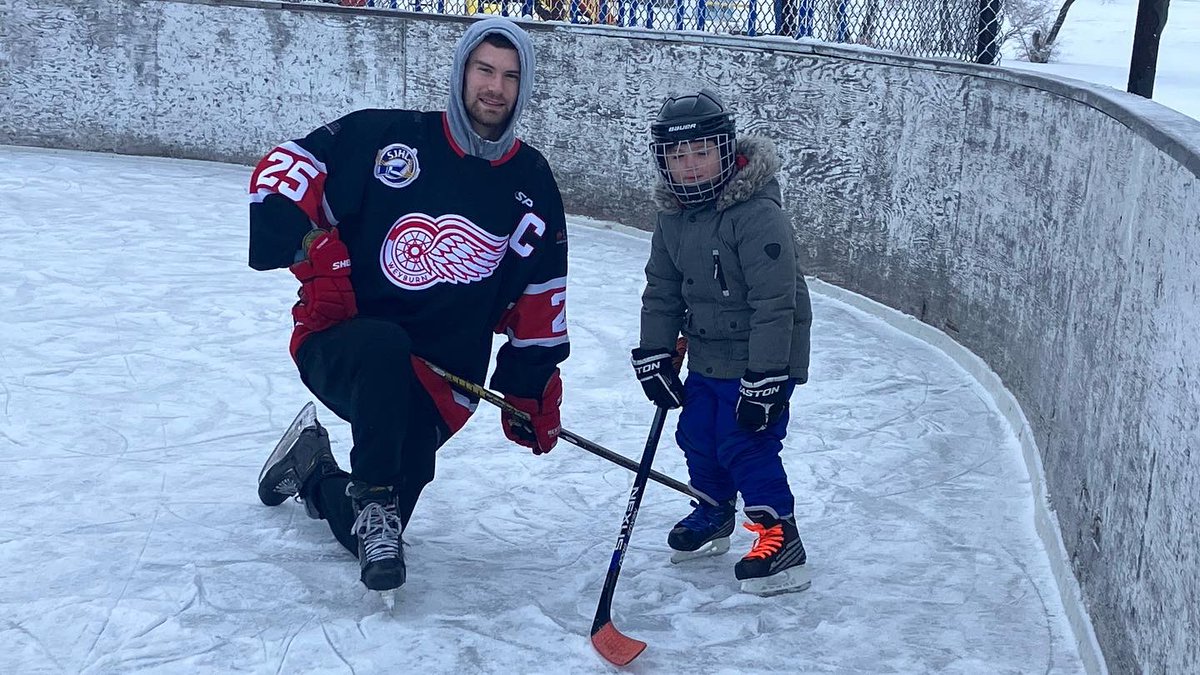 weyburnredwings's tweet photo. What a beautiful day for a little ODR action! Big thanks to the folks in North Weyburn for keeping that rink in tip top shape, and thanks to all the kids who came out!

#WeyburnRedWings #SJHL https://t.co/JdsrIfnTun