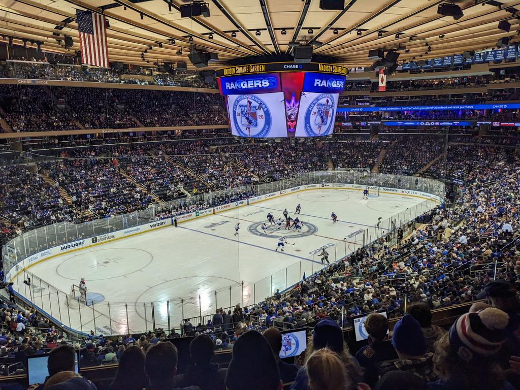 RobertsCraigM's tweet photo. Back at The Garden for the third time in a week. Incredible transformation from NBA, to music concert, to NHL. Full house every time. https://t.co/aQX5XfiUlT