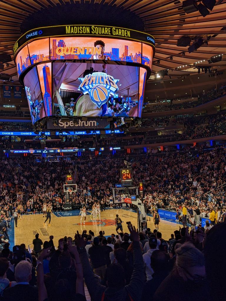 RobertsCraigM's tweet photo. Back at The Garden for the third time in a week. Incredible transformation from NBA, to music concert, to NHL. Full house every time. https://t.co/aQX5XfiUlT