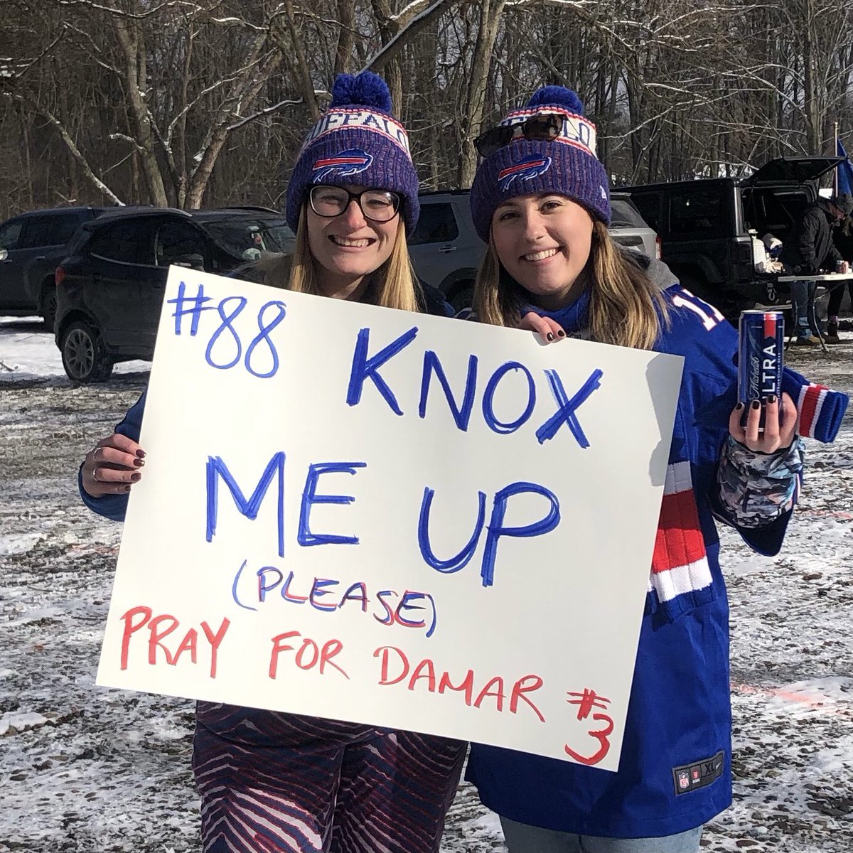 AmyWindus's tweet photo. @maegan_w99’s sign was gonna say “Will you marry me, @dawson_knox?” til Dad suggested this gem. #GoBills #dubz https://t.co/iIRw5ePY5K