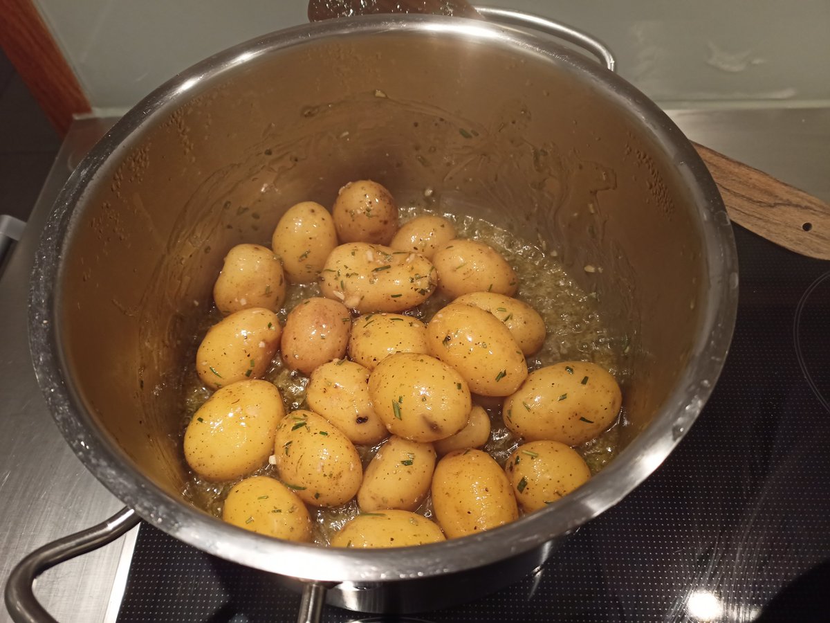 The_Smoking_GNU's tweet image. Forelle mit Rosmarinkartoffeln #CookingWithFriends #Latergram
