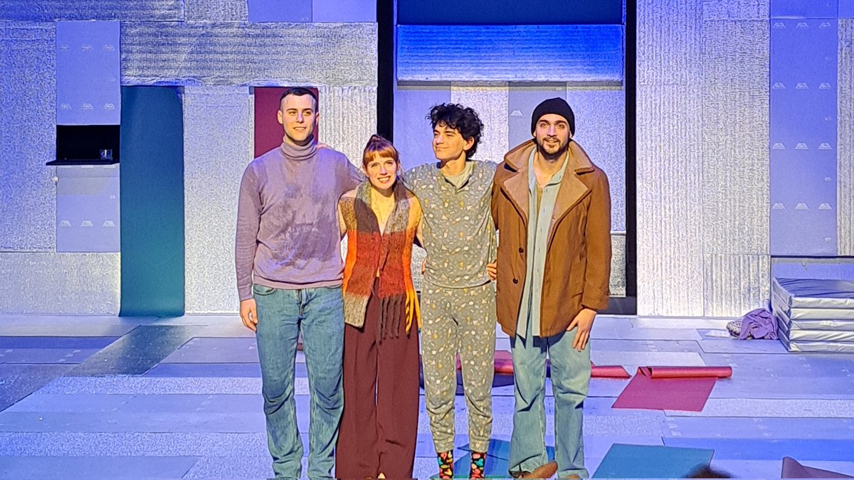 sergiocerdan95's tweet photo. Obres de teatre com #Uppgivenhet són necessàries sempre. L'esperança no la podem perdre mai. ❤️🩹
Quina feinada que fan @dianagmz7 @pauesk @biel_castano @QuimAvila ! https://t.co/plTAe9vcxJ