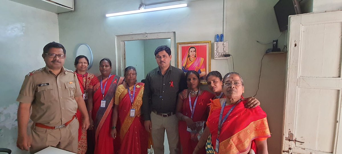 #53. वर्ल्ड एड्स डे 2022 के दौरान पुलिस के साथ सहेली संघ की सदस्य।

More Info@ sahelisangh.org