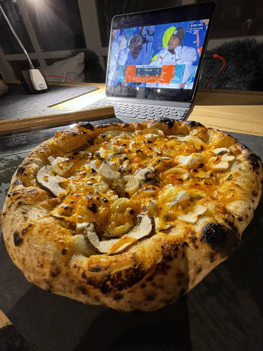 Rakdagino's tweet photo. #ranNFL #ranNFLsuechtig #MiamiDolphins #NFLPlayoffs  

Frische Pizza 🍕 

Dolphins Go! https://t.co/ZIDTE6flH2