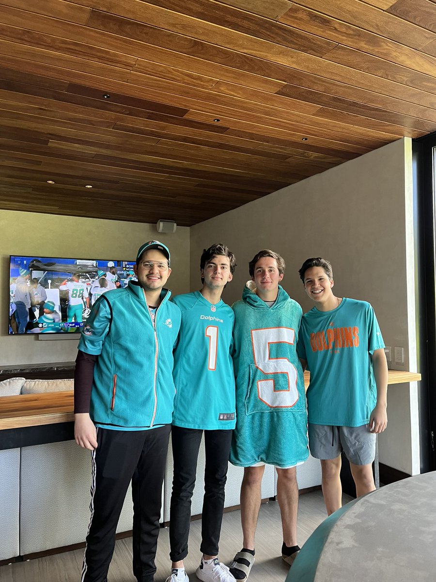 jp_robledo's tweet photo. GO FINS🐬🐬 #WildCardEnTUDN #GoFins https://t.co/WsKmRPC9Vj