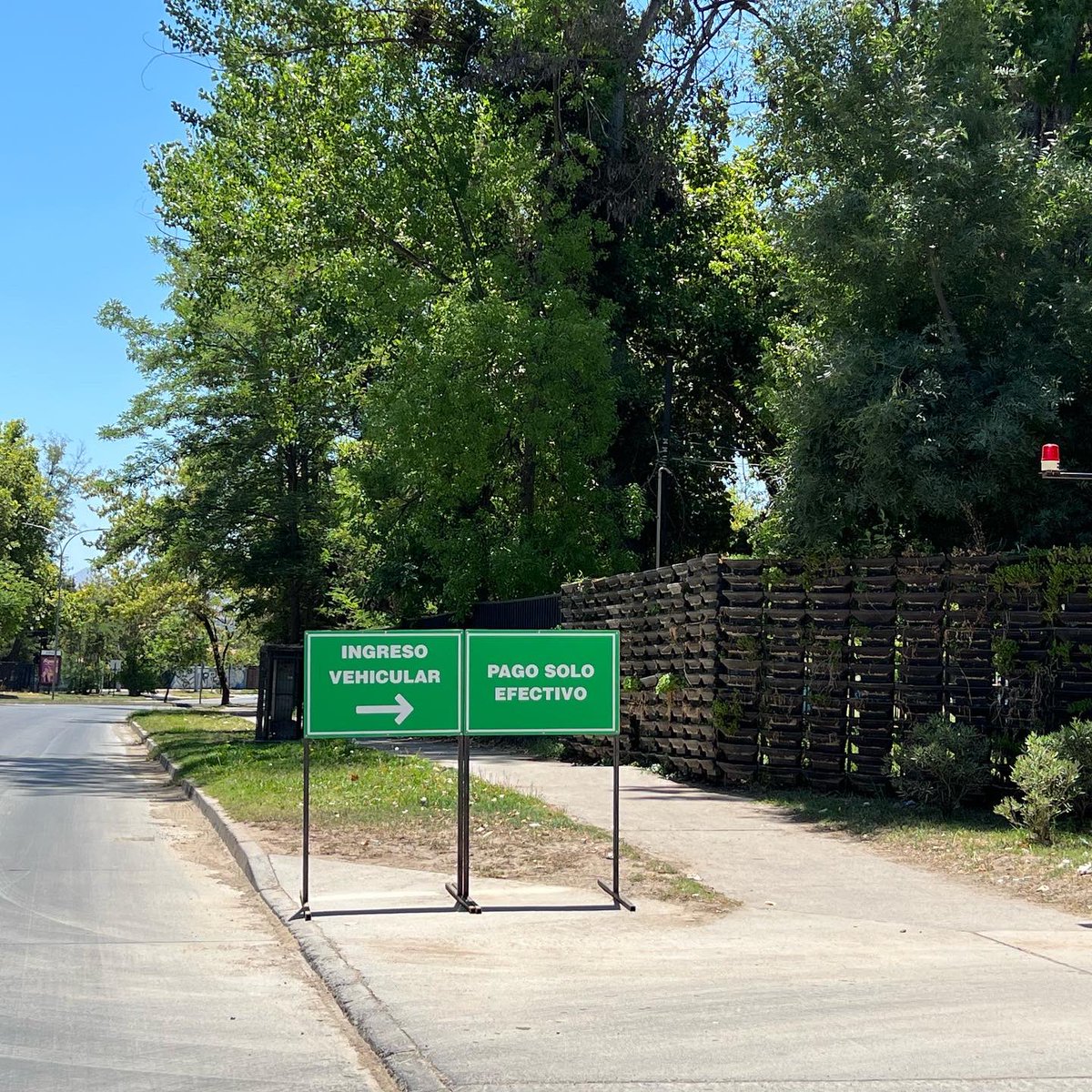 ParquePadre's tweet photo. Nuestra nueva entrada por calle Vicente Perez Rosales 2451, la Reina. Nuevo servicio para mejorar la calidad de atención de los visitantes del @ParquePadre https://t.co/FdK83mWBD7