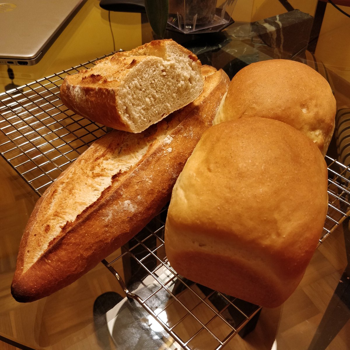 elbaranda's tweet photo. Tarde #panarra.
Preparando unas barras y un pan de molde con yudane de semolina para los desayunos por si la nieve nos bloquea 😉🥖🍞
#panarra #pan #bread #breadhouse #pancasero #slicebread https://t.co/jmhq1zURZK