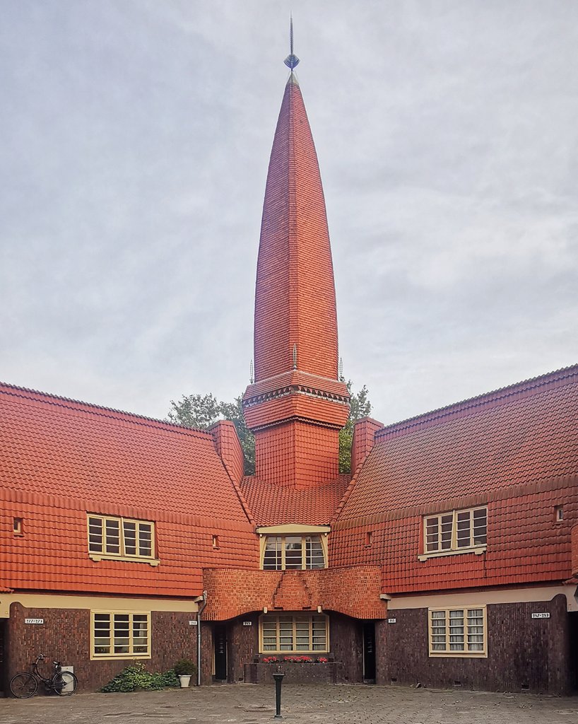 MoniqueAnrochte's tweet photo. @BraydenCreation I love this #dutch  #amsterdamseschool #architecture in #amsterdam
It is a great social housing project build in 1916 - 1921.
A small part is now a museum called "Het Schip" (the ship).
It deserves a visit! 😍
Ow and did you spot the bike? 🚲 😀

#holland
#erfgoed https://t.co/FhynCrZuET