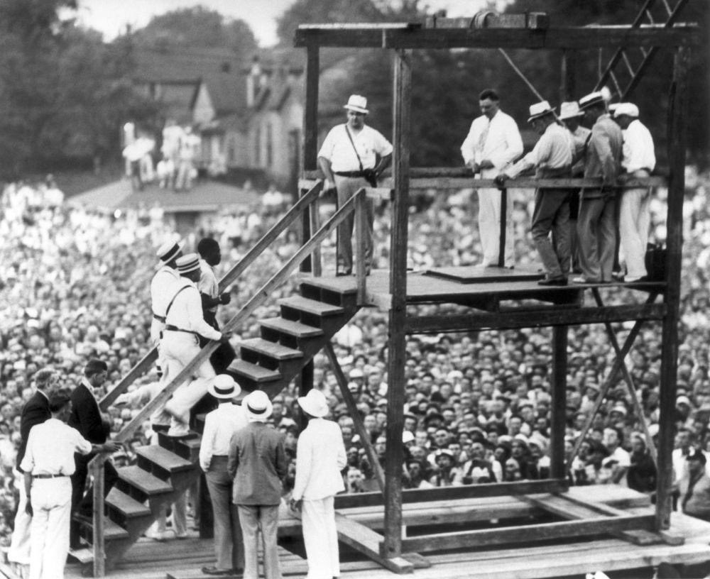 HistoryCalendar's tweet photo. Rainey Bethea (c. 1909–1936) was the last person publicly executed in the United States. Bethea, who confessed to the rape and killing of a 70-year-old woman named Lischia Edwards, was convicted of her rape and publicly hanged in Owensboro, Kentucky. https://t.co/9pkXDpeLq9