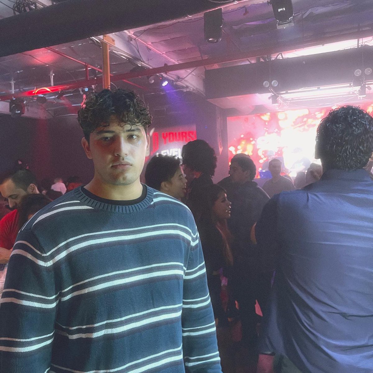 chenzZzoo's tweet photo. drinking hella champagne just for the hell of it https://t.co/jrBHxvzkn0