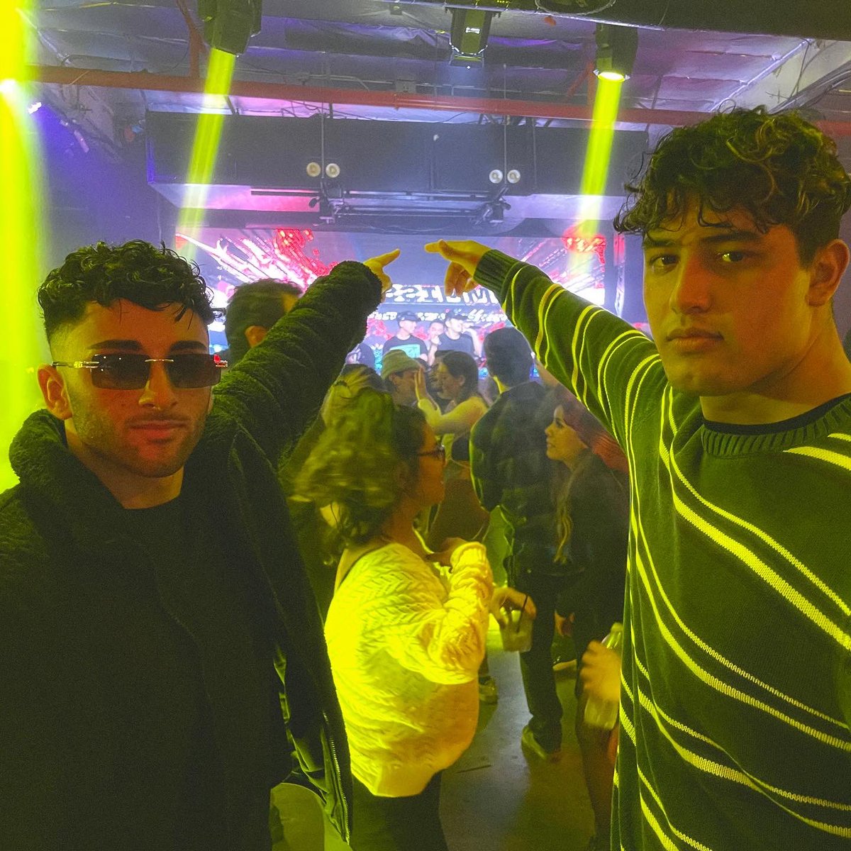 chenzZzoo's tweet photo. drinking hella champagne just for the hell of it https://t.co/jrBHxvzkn0