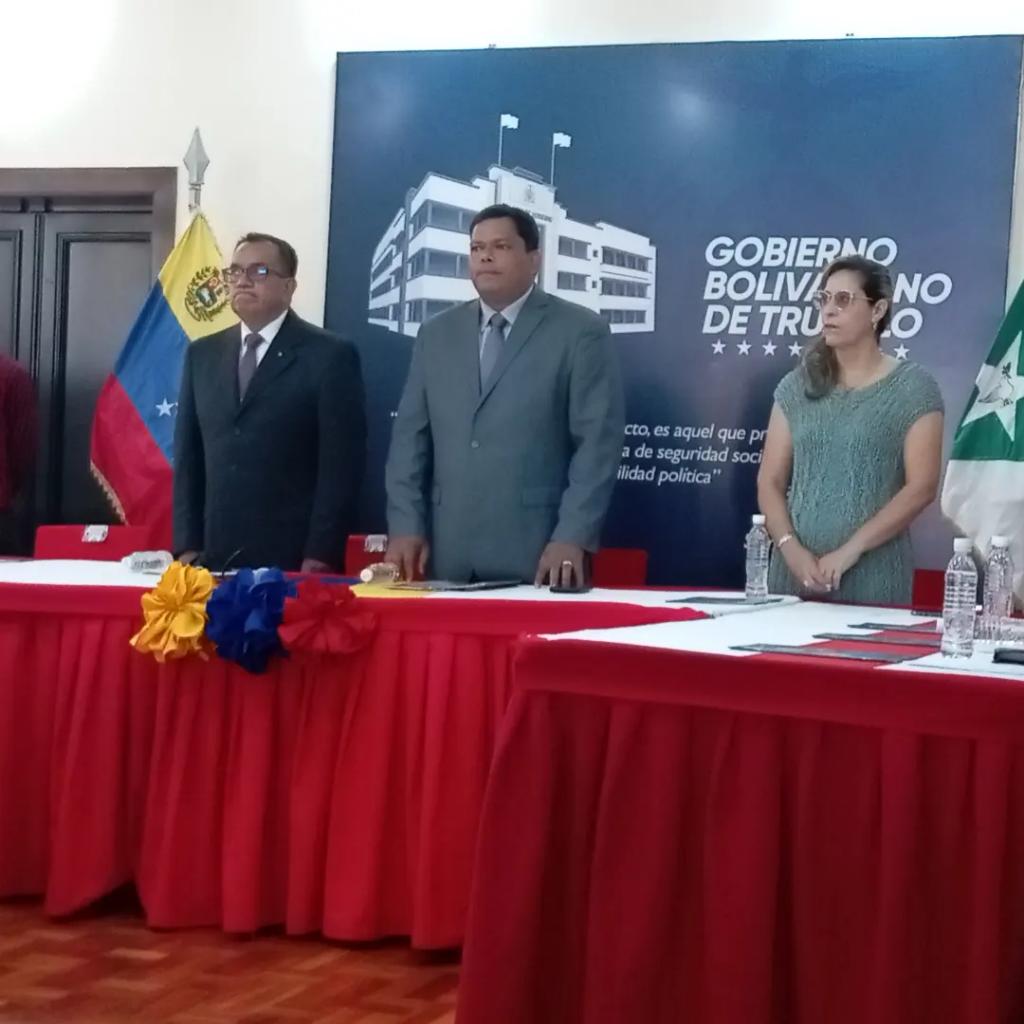 notieducatetru's tweet photo. La Zona Educativa del estado en conjunto con el Gobierno Regional y el Consejo Legislativo del estado Trujillo realizó un afectivo reconocimiento a estos hombres y mujeres que con su dedicación y vocación forman al nuevo ciudadano.

#DiaDelMaestro 
@_LaAvanzadora @MPPEDUCACION https://t.co/xXkyExDVoE