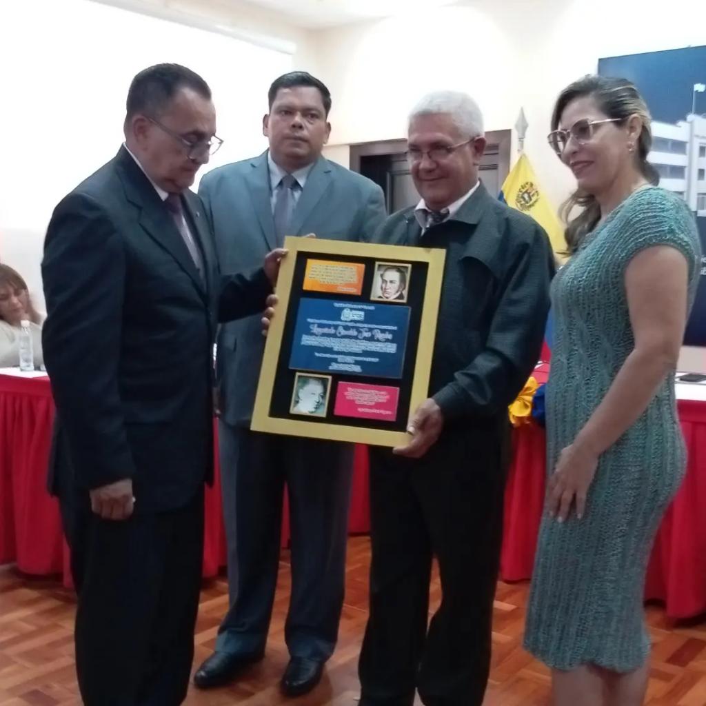 notieducatetru's tweet photo. La Zona Educativa del estado en conjunto con el Gobierno Regional y el Consejo Legislativo del estado Trujillo realizó un afectivo reconocimiento a estos hombres y mujeres que con su dedicación y vocación forman al nuevo ciudadano.

#DiaDelMaestro 
@_LaAvanzadora @MPPEDUCACION https://t.co/xXkyExDVoE