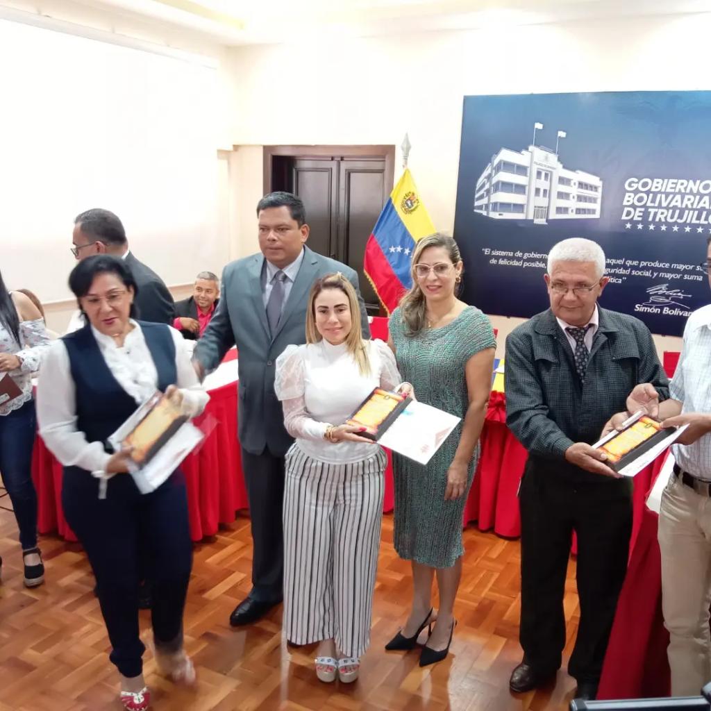 notieducatetru's tweet photo. La Zona Educativa del estado en conjunto con el Gobierno Regional y el Consejo Legislativo del estado Trujillo realizó un afectivo reconocimiento a estos hombres y mujeres que con su dedicación y vocación forman al nuevo ciudadano.

#DiaDelMaestro 
@_LaAvanzadora @MPPEDUCACION https://t.co/xXkyExDVoE