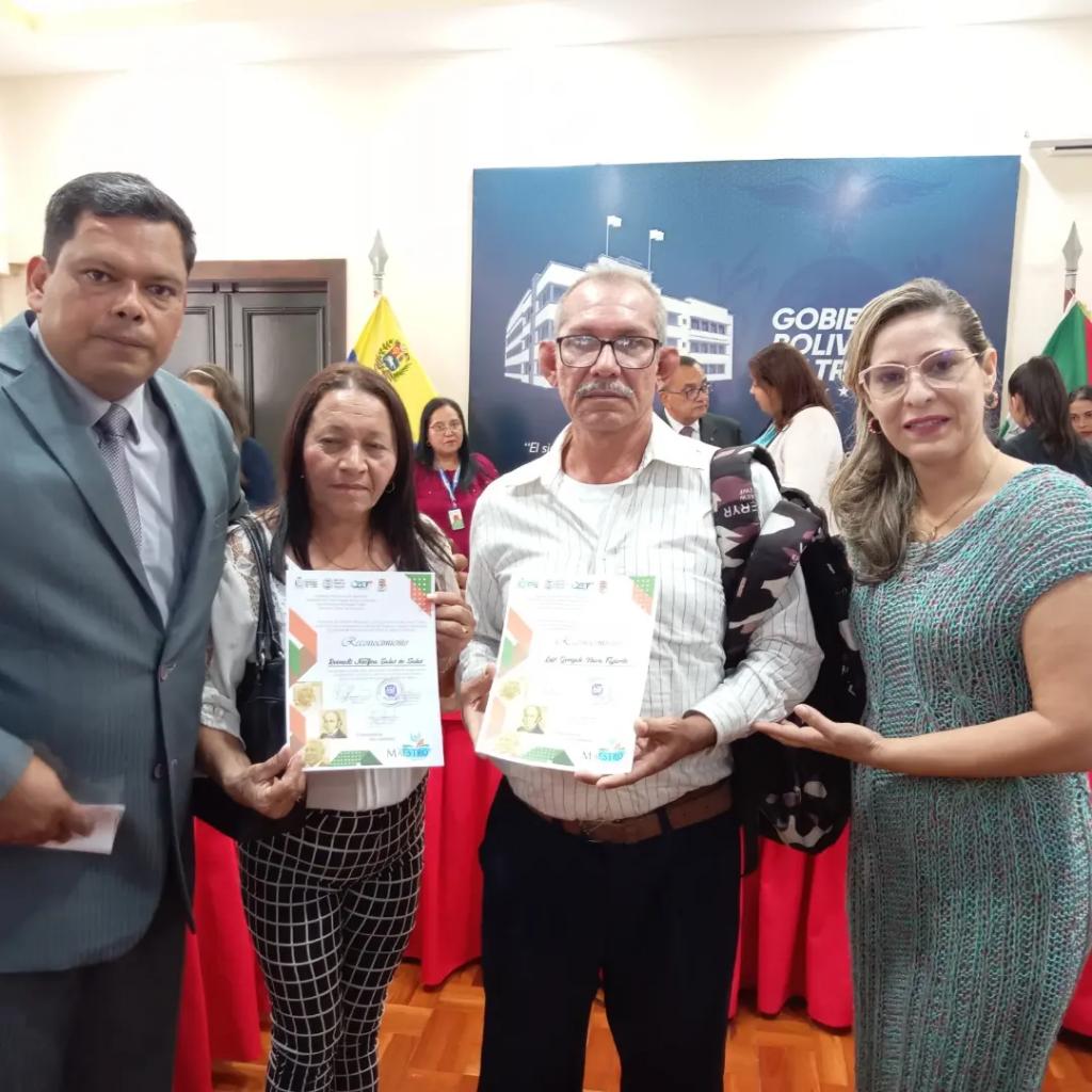 notieducatetru's tweet photo. La Zona Educativa del estado en conjunto con el Gobierno Regional y el Consejo Legislativo del estado Trujillo realizó un afectivo reconocimiento a estos hombres y mujeres que con su dedicación y vocación forman al nuevo ciudadano.

#DiaDelMaestro 
@_LaAvanzadora @MPPEDUCACION https://t.co/xXkyExDVoE