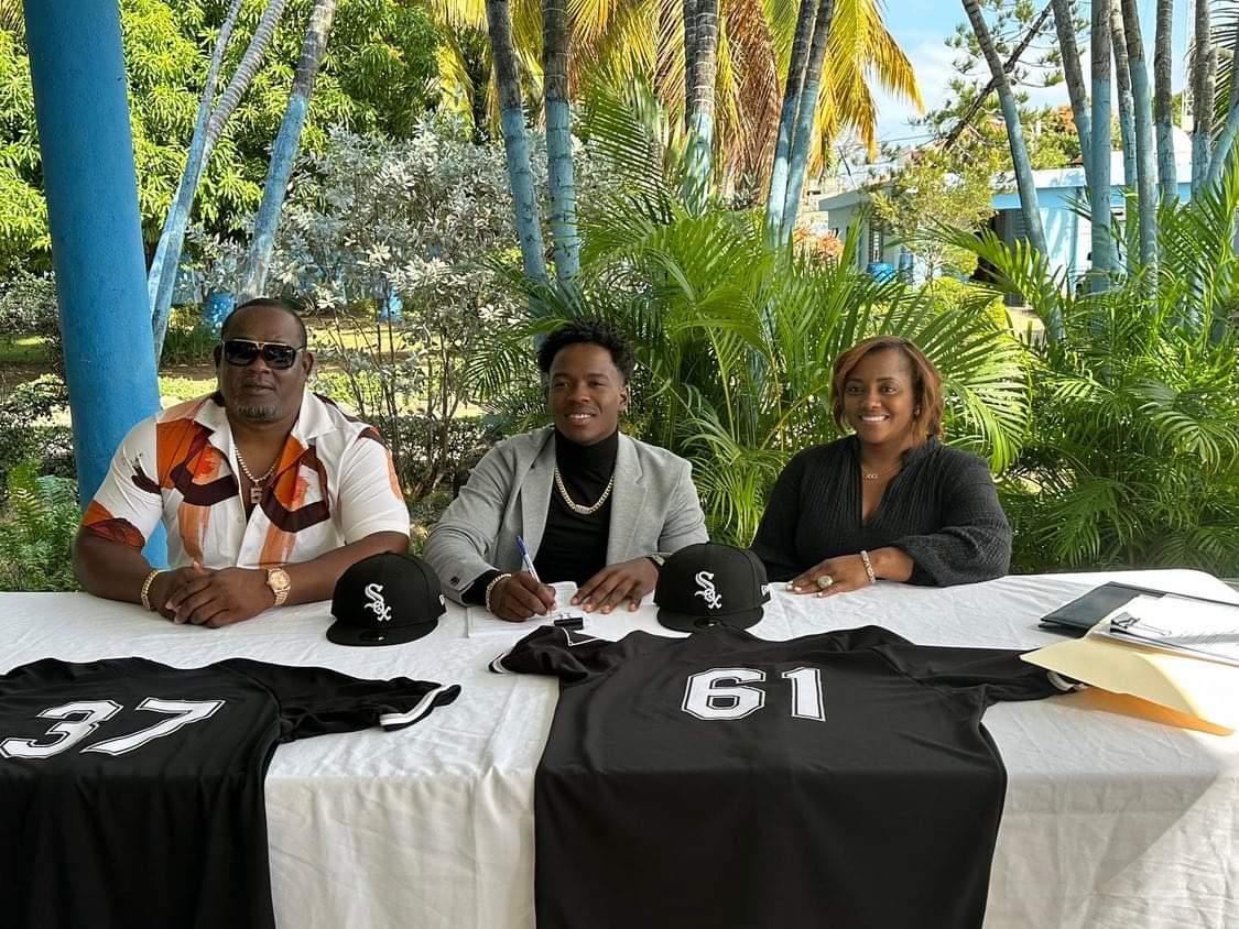 hgomez27's tweet photo. The Chicago WhiteSox signed SS Juan Uribe Jr. for a $200,000 signing bonus.

@whitesox

@z101digital @ZDeportes https://t.co/e7HLcXivdW