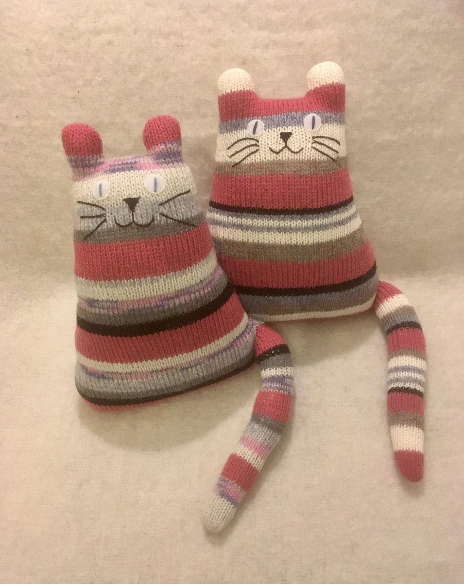 Looking for a cuddly #Valentinesgift ? Please check our fluffy #cats in my #etsyshop  etsy.me/3WdeBIz #grey #valentinesday #catsoftwitter #catlovergift #valentinesday2023  #handmadehour #crafthour #craftbizparty #valentinesdaygifts #shopindie #shopontwitter
