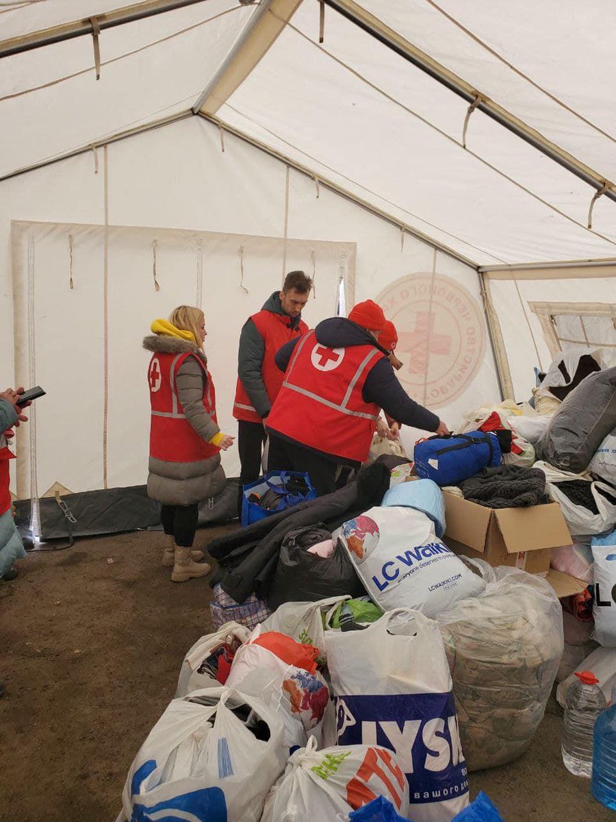 Frivillige fra <a href="/RedCrossUkraine/">Ukrainian Red Cross</a> i Dnipro har det siste døgnet delt ut mat, varm drikke og medisiner til mennesker som ble rammet av rakettangrepet. Røde Kors har bistått myndighetene med både førstehjelp og psykososial støtte til de rammede, i tillegg til søk- og redningsarbeid.