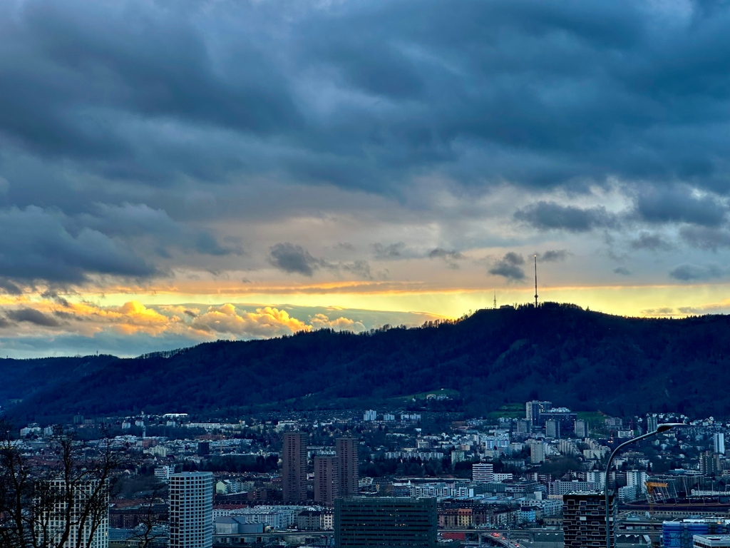 ChristianSchlat's tweet photo. Ich liebe turbulentes Wetter  😊
Ihr auch? 
⁠
#Uetliberg #Sunset #ZüriLäbt #Waid https://t.co/6AKoVCLfKq