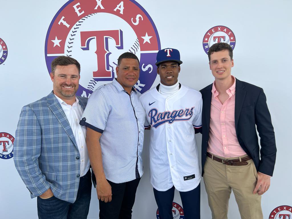 BenBadler's tweet photo. Texas Rangers with four more RHPs out of the Dominican Republic they signed today: Walkin Ortiz, Yormi Nivar, Felix Martínez, Frank Martínez 

https://t.co/aEjDyrYpkH https://t.co/A0WQRxr8MA