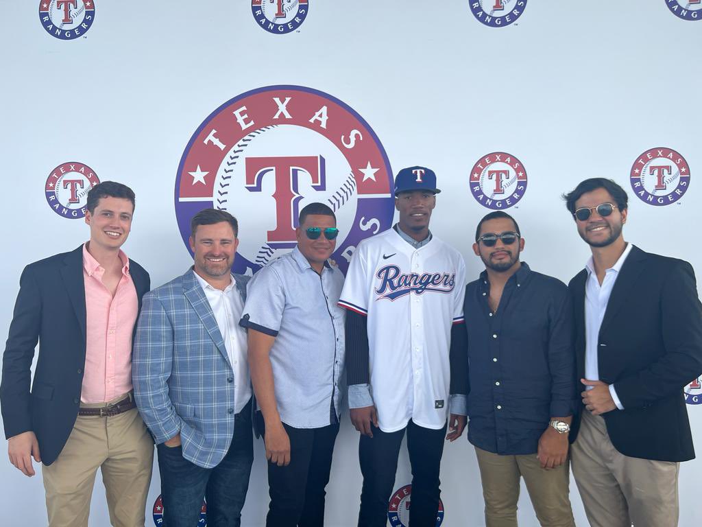 BenBadler's tweet photo. Texas Rangers with four more RHPs out of the Dominican Republic they signed today: Walkin Ortiz, Yormi Nivar, Felix Martínez, Frank Martínez 

https://t.co/aEjDyrYpkH https://t.co/A0WQRxr8MA