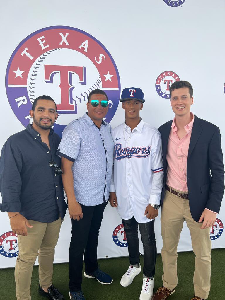 BenBadler's tweet photo. Texas Rangers with four more RHPs out of the Dominican Republic they signed today: Walkin Ortiz, Yormi Nivar, Felix Martínez, Frank Martínez 

https://t.co/aEjDyrYpkH https://t.co/A0WQRxr8MA