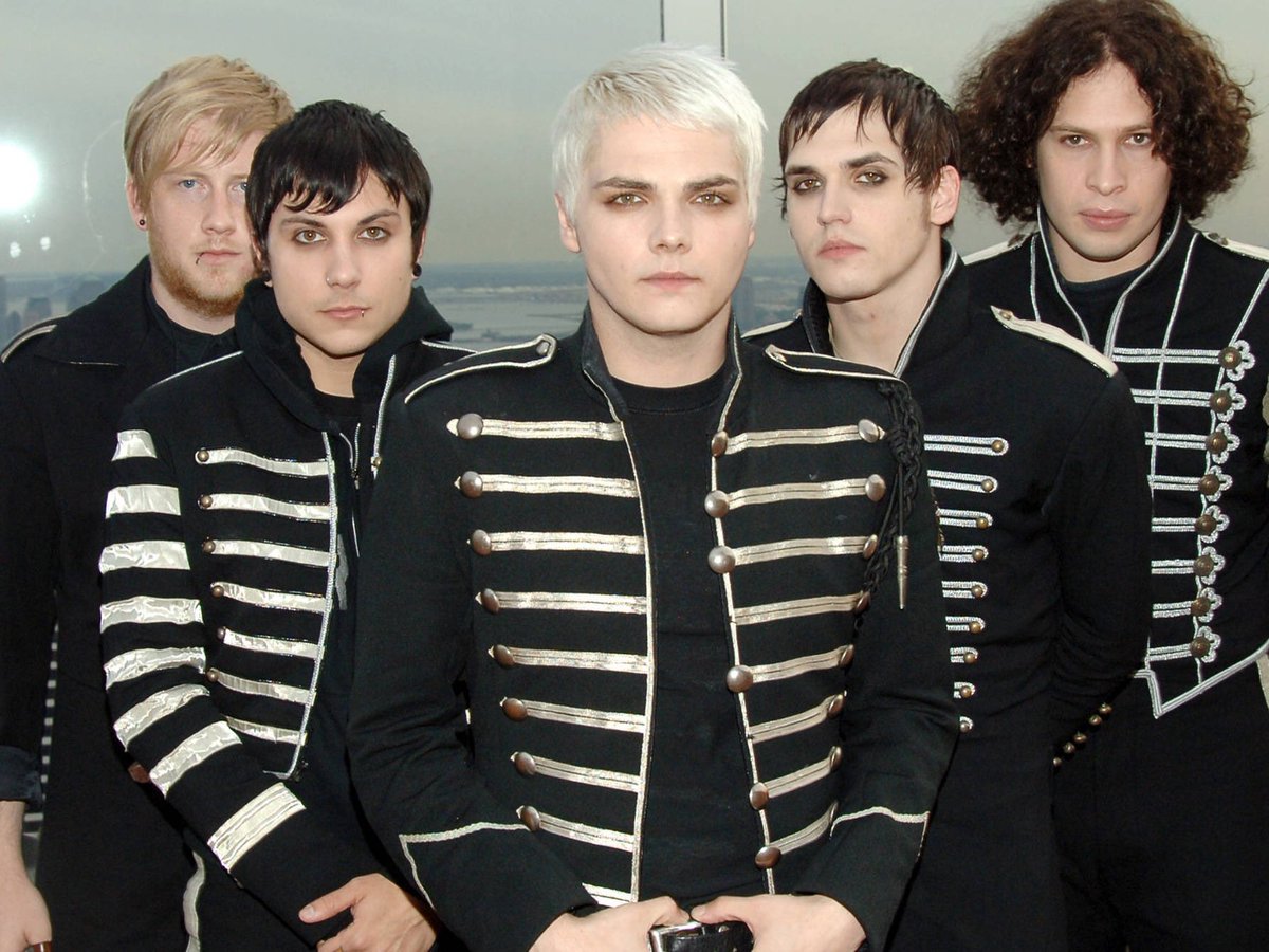 Did we say who was leading the black parade? MY CHEMICAL ROMANCE. Because Gerard’s father told him so. 👽🚀👏 Thank you Sincerely #STARSamongstars #Fans #CHECKthemOUT