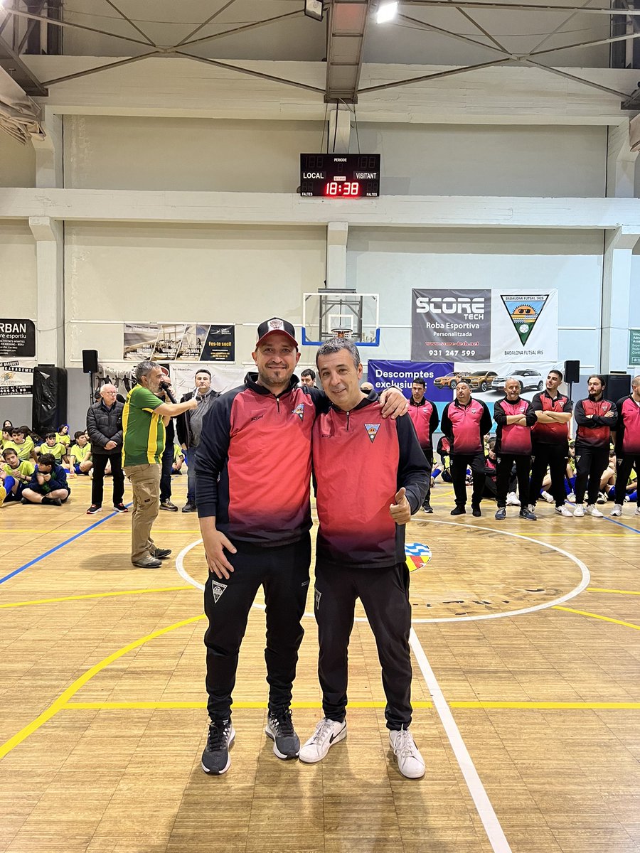futsaliris1998's tweet photo. 😍 Presentació temporada 2022-2023. 

🥰 El que hem viscut avui al Pavelló de Casagemes ha sigut espectacular. 

Moltes gràcies a totes les famílies, sense vosaltres això no seria possible. 

Són 25 anys d’història i els que ens queden. 

#badalona https://t.co/IwNeH2jQYz
