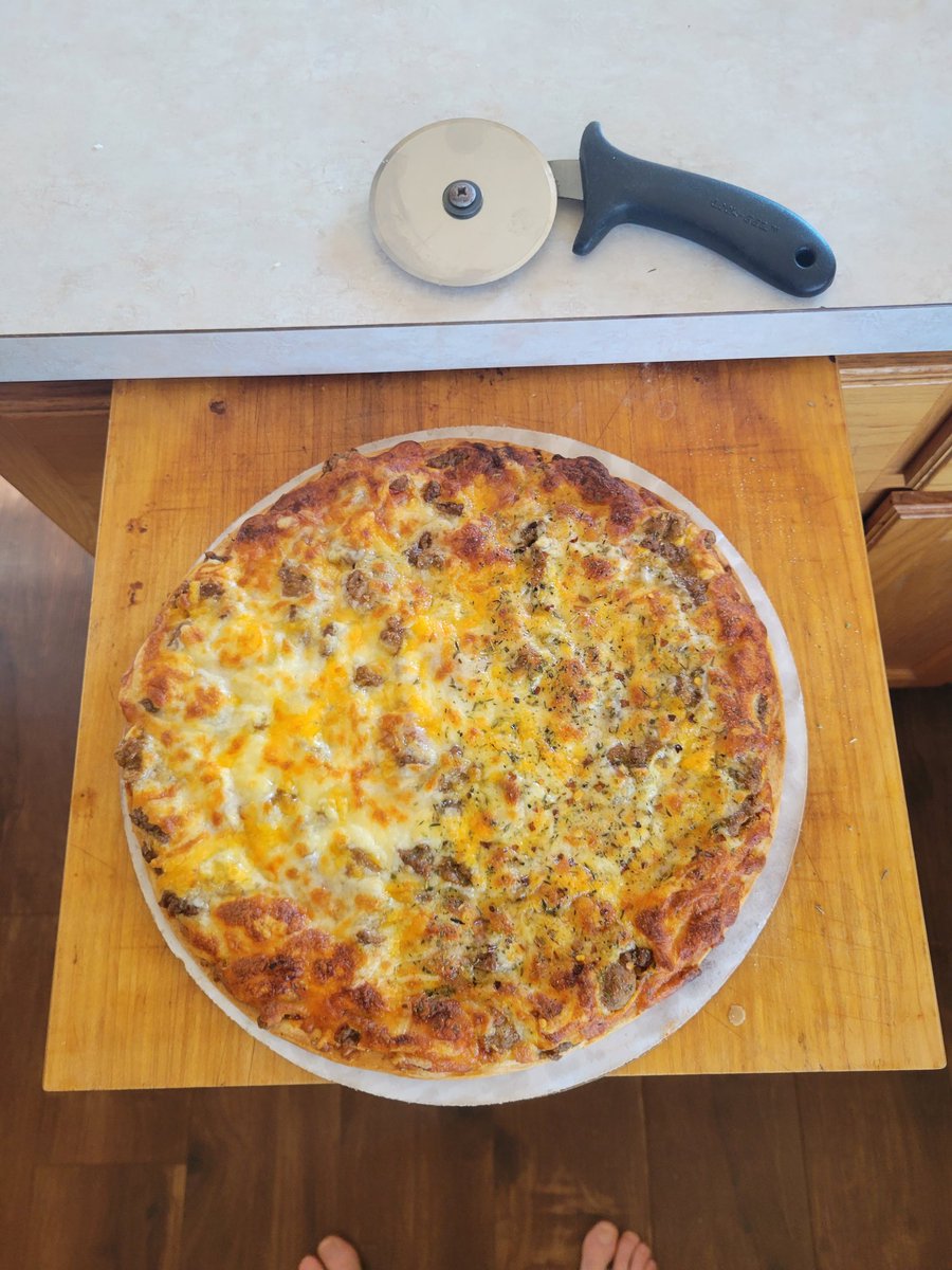 DonuttDave's tweet photo. #LuckySeven cooked to perfection. Thanks @7thavenuepizza 
#squares #7thavenuepizza #7thAvePizza
I added some zhuzhing to one side (garlic powder, italian seasoning, crushed red pepper)
#SquaresorTriangles https://t.co/d4UoTu081B
