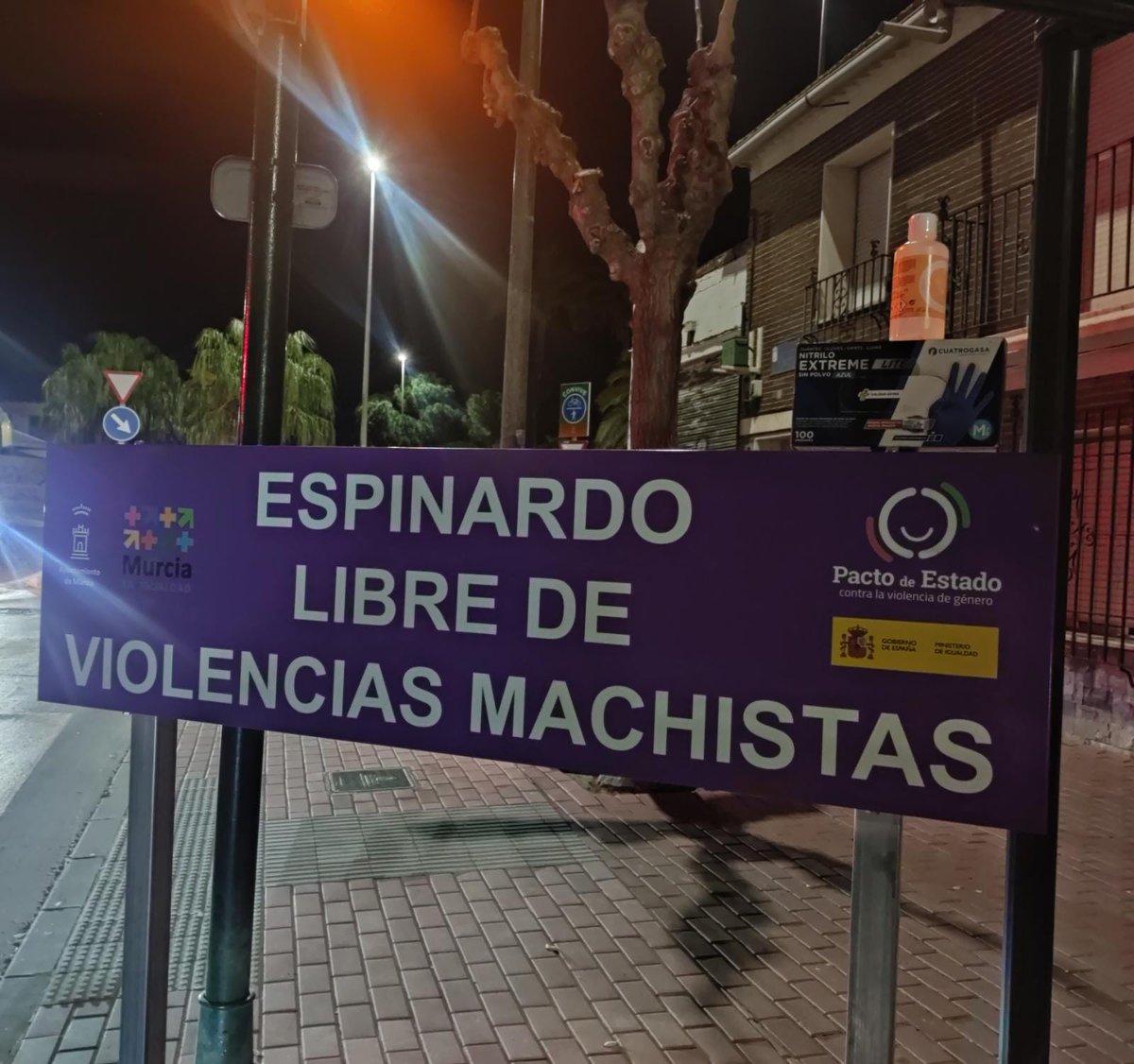 Pillastre_I's tweet photo. Los símbolos no nos van a librar de esta lacra, pero los símbolos se respetan. 
Fuera la violencia machista de nuestros barrios, de nuestras vidas. Más educación, civismo y legislación https://t.co/EPcHHd9MfX