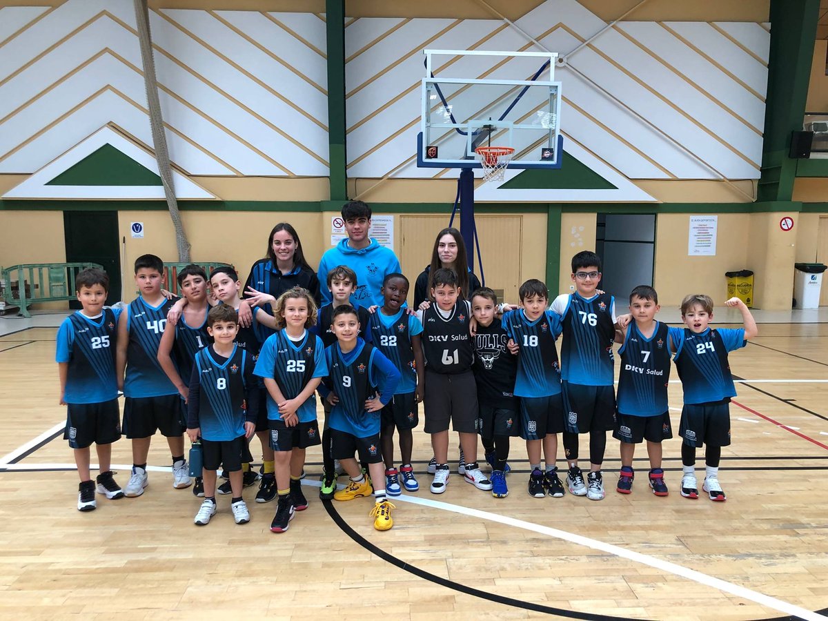 CBCIMBIS's tweet photo. Mañana de domingo, donde los #Preminis jugaron la liga #Valorcesto de @fabcadiz enfrentándose a los chicos de ADC LA ALGAIDA.
Madres, padres y abuelos disfrutando de lindo en El Parque.
#SiempreCimbis 💙
#CanteraTurquesa #BuenosYGuapos #SeguimosCreciendo #Alegría #BuenasCaras https://t.co/XNTpxrSTh6
