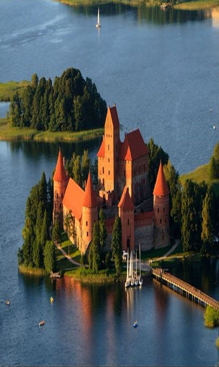 KasteelVrouwtje's tweet photo. Trakai Island Castle in Trakai, Lithuania #Zumapalooza 2014 #RandomRewards Travel Giveaway Entry https://t.co/TZz26CtfaL .... https://t.co/As6Z1CCHRk