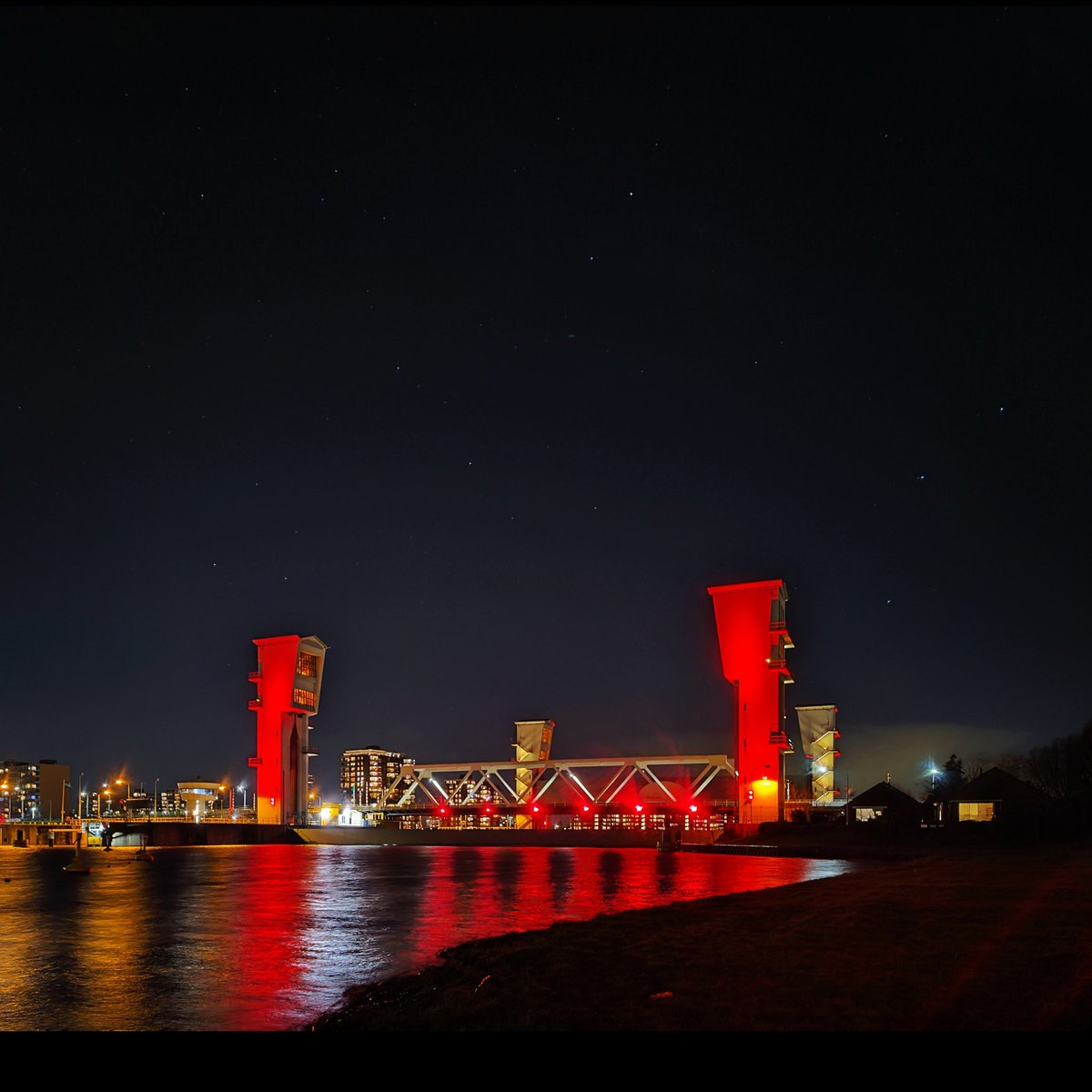wimensing's tweet photo. Rood - Hoog water - Gesloten
Red - High water - Closed
#hollandsche #ijsselkering #algerabrug #dutch #deltaworks #gemkadij #krimpenaandenijssel #rijkswaterstaat #longexposure #nightphotography #stars #red
#shotonmynokia #nokiax30 #night #tripodmode #pureview #nokia #nban https://t.co/WHcm2IiuP3