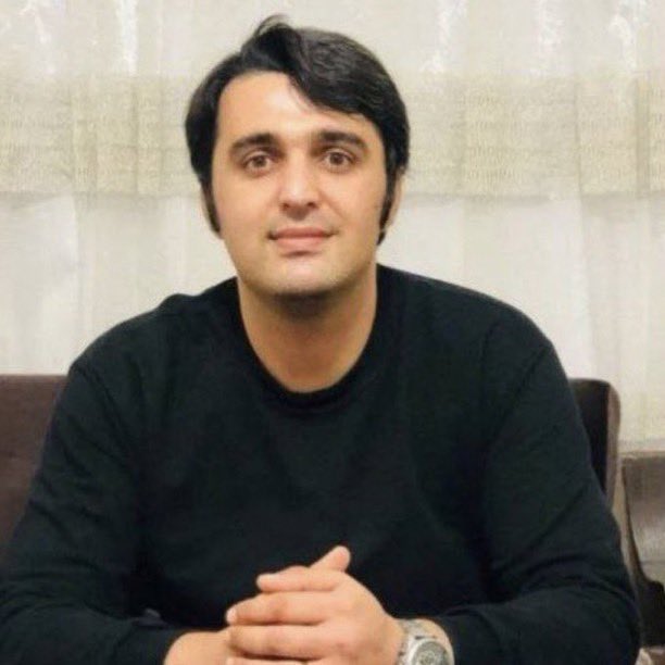 #Iran:
Dit is #Javad_Rouhi (35).
Hij werd op 22 september jl. gearresteerd.
De Revolutionaire Rechtbank in de stad Sari heeft hem veroordeeld tot 3 keer executie wegens "oorlog tegen God", "corruptie op aarde" en “afvalligheid”.
Zijn leven is in acuut gevaar.
Wees svp zijn stem.
