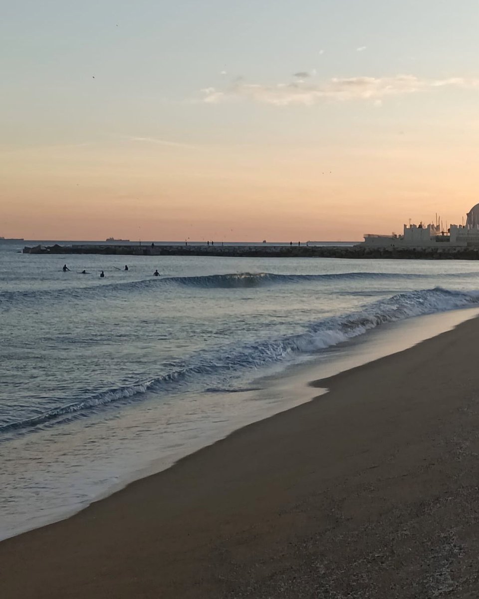 surf_base's tweet photo. 🏄‍♂️🏄🏻‍♀️ Voler és poder!!. Barcelona permet fer #surf amb mala mar sota la responsabilitat del practicant. L'Ajuntament de Barcelona ha aprovat aquesta setmana el Decret d'Alcaldia que regula i ordena l'ús esportiu de les #platges de la capital catalana. https://t.co/t4esL8oHZK