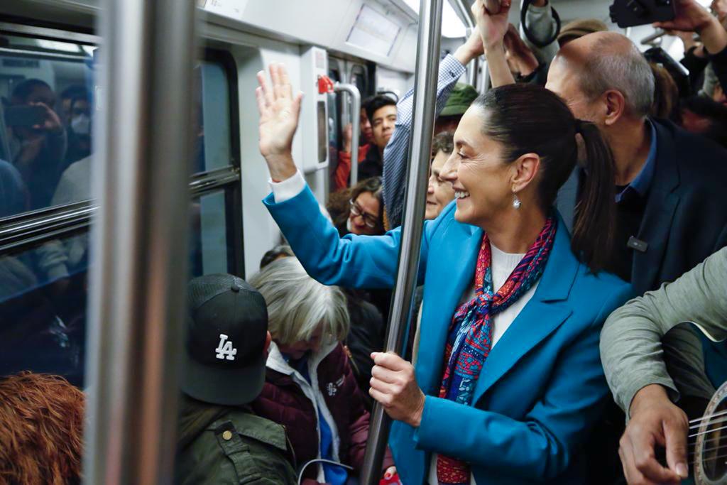 julioc_moreno's tweet photo. Pese a pronósticos de quienes auguraban una tardía apertura, hoy con hechos, compromiso y mucho trabajo, la Jefa de Gobierno, @Claudiashein, reabre el tramo subterráneo de la Línea 12 del @MetroCDMX, beneficiando a miles de usuarios de un transporte reconocido a nivel mundial. https://t.co/tm2Hfcbn1N