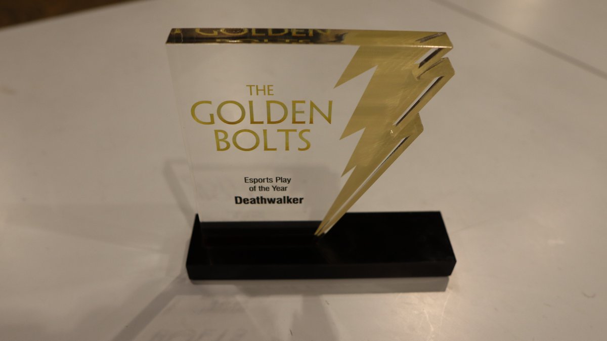 I ran into <a href="/Dthwlkr/">Deathwalker</a> in the players lounge and he was kind enough to let me get some photos of him and the golden bolt. #WorldsWithFans