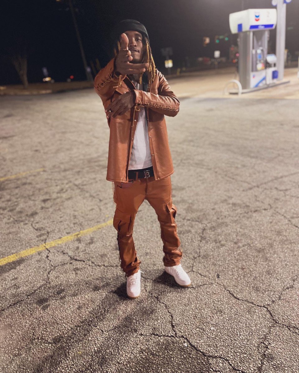 will_2hollywood's tweet photo. U ain’t never seen a nigga like me I make $50,000 in my Nikes🚦🤧 https://t.co/kq60QF3ZPQ