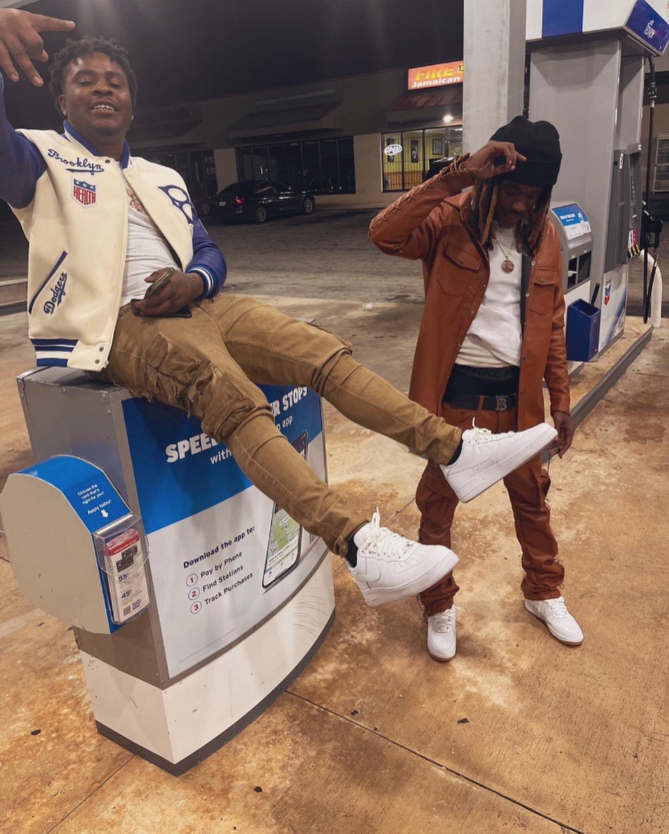 will_2hollywood's tweet photo. U ain’t never seen a nigga like me I make $50,000 in my Nikes🚦🤧 https://t.co/kq60QF3ZPQ