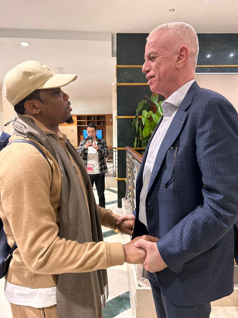 LGDFennec's tweet photo. L'image du jour c'est la réconciliation entre Samuel Etoo et Djahid Zefizef ! Entre la FAF et la @FecafootOfficie la page Mondial 2022 est désormais tournée ! 🇩🇿🤝🇨🇲
#Marhaba #CHAN2022 #Etoo #Zefizef #ALGCAM https://t.co/9yVuJikkTL