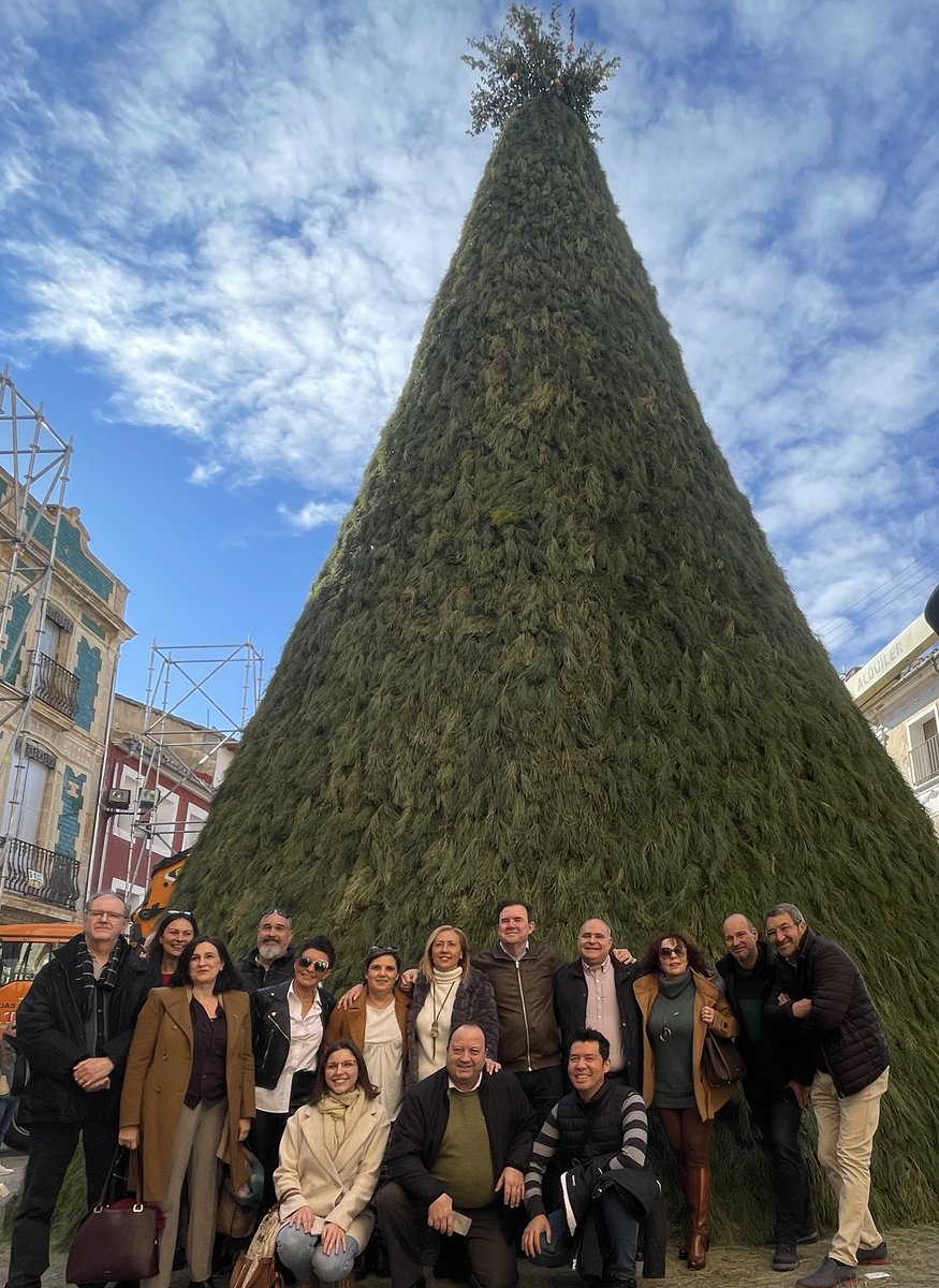 Hoy en Canals (Valencia), en sus fiestas de San Antón. Es la hoguera mas grande del mundo, según Guinnes. En la foto con nuestra candidata a la alcaldía de Canals Celia Bononad, y con afiliados de Alfafar, Xativa, Torrevieja, y La Llosa. UCIN sigue avanzando.