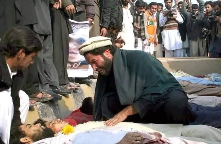 TirahWalMama's tweet image. The darkest day in the history of dist Khyber, when at the same time eighteen leaders of our village from only four families were brutally martyred ,The man who is crying in the pic had 6 members of his family lying in these bodies, smetime he cried on one & smetime on th othr