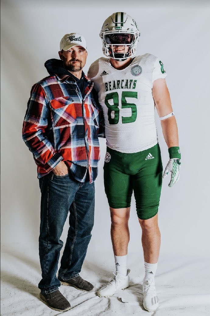 CoachTHoover's tweet photo. COMMITTED 💚

@CoachDavis_87 @BallcoachKrause @CoachDrewDallas @BlueDragonsFB https://t.co/98DayaVPmU
