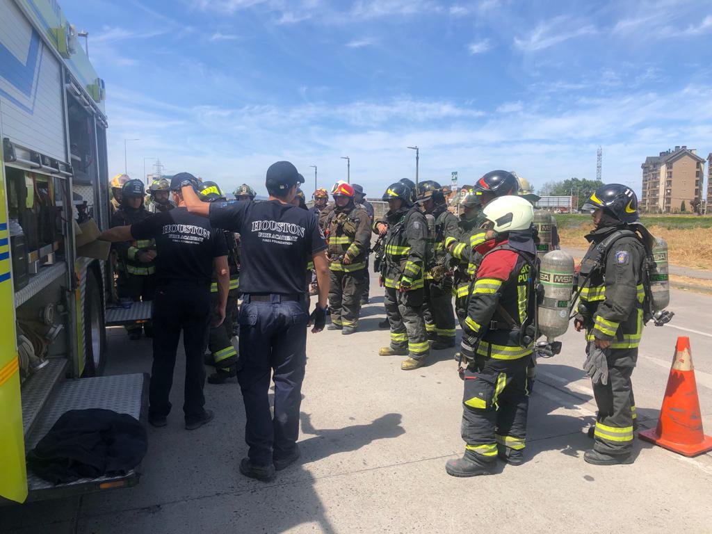 ComandanteCBPM's tweet image. Hago llegar mis felicitaciones a nombre de la Comandancia a los Voluntarios de @SepPuertoMontt Claudio Gallardo y Nicolás Eligoro por haber participado y aprobado con éxito el curso "Control y Operaciones de incendios en edificios altos" realizado en la ciudad de Talcahuano. 👏