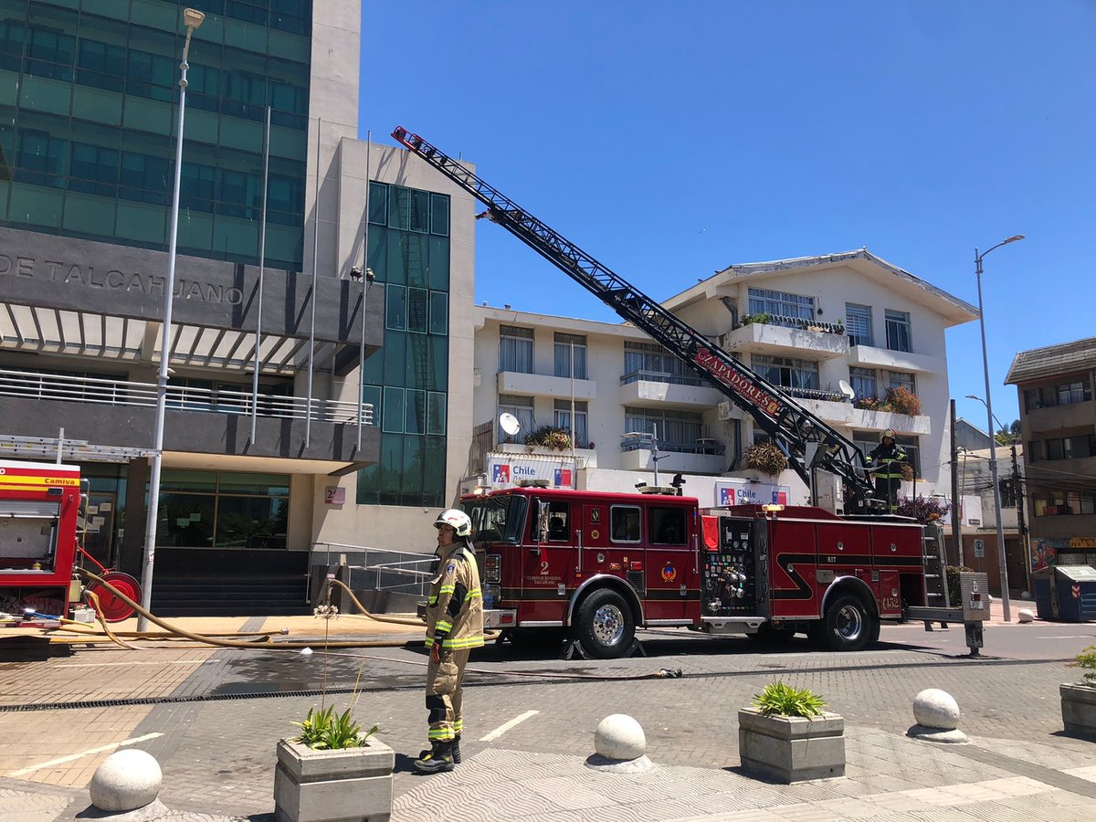 ComandanteCBPM's tweet image. Hago llegar mis felicitaciones a nombre de la Comandancia a los Voluntarios de @SepPuertoMontt Claudio Gallardo y Nicolás Eligoro por haber participado y aprobado con éxito el curso "Control y Operaciones de incendios en edificios altos" realizado en la ciudad de Talcahuano. 👏