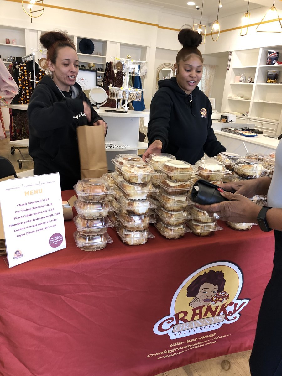 RenaissanceXM's tweet photo. Yโall, made my quarterly trip to @SavorySpiceShop in the Arboretum in N. Austin and came across Soul Made Collective w/ local vendors w/ minority owned business. Got myself some Soul Popped Popcorn, but the store has food, clothes, beauty prods, etc. CHECK IT OUT! #ThisIsAustin https://t.co/cklz6T7SAL