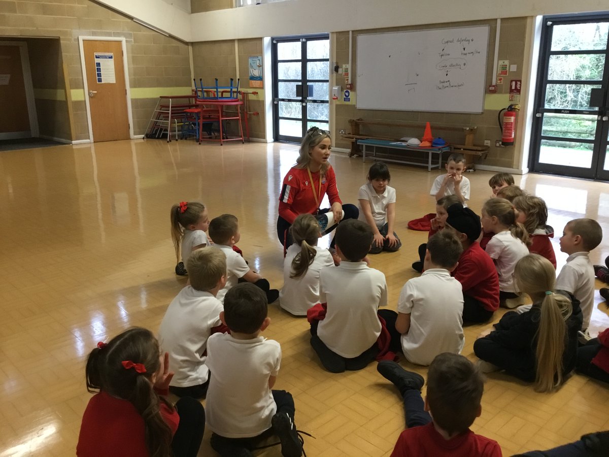 StThomasCEPrim1's tweet photo. It's been awesome to welcome back @alicehall12 from the @scfc_community  🔴⚪️

Our Year 2 children have really enjoyed using their Maths skills in an active way 🔢

#ActiveMaths #HappyHealthyLearning 💗 https://t.co/E52CvZPuEx