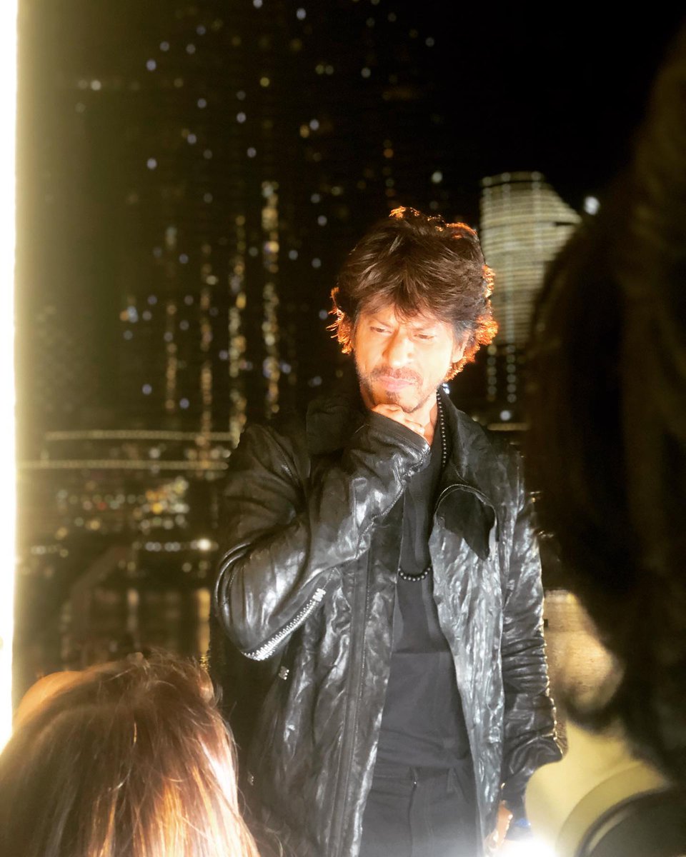 SRKUniverse's tweet photo. A glittering night with The Last Of The Stars in The City Of Gold ~ #Dubai 🌟

@iamsrk @yrf

#ShahRukhKhan #SRK #PathaanTrailer #PathaanTrailerOnBurjKhalifa #SiddharthAnand #DeepikaPadukone #JohnAbraham #YRF50 https://t.co/LcJO7iY4RJ